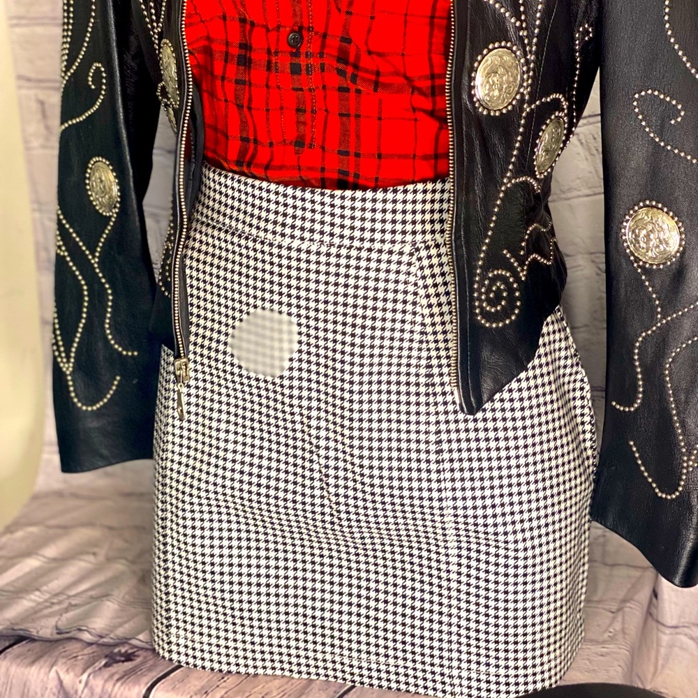Black and white hounds tooth skirt 90s influence